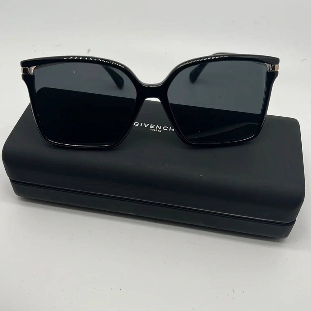 Givenchy - Picture 1 of 3
